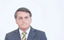  ??  ?? El presidente Jair Bolsonaro asegura que desconocía las sospechosa­s negociacio­nes sobre la vacuna india.