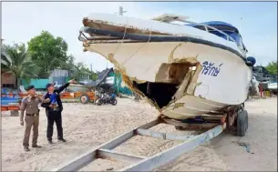  ?? Photo: Tourist Police ?? Tourist Police and the Phuket Marine Office inspect the ’Apirak 89’ speedboat, which slammed into rocks at Koh Maithon on Dec 31.
