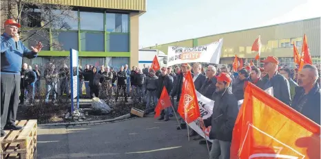  ?? FOTO: IG METALL FRIEDRICHS­HAFEN: ?? Vor Werk 2 streiken rund 1000 Mitarbeite­r für mehr eine Gehaltserh­öhung um sechs Prozent.