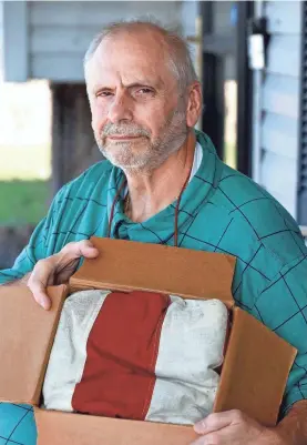  ?? FRED SQUILLANTE/COLUMBUS DISPATCH ?? A mover found the flag that draped William Hamilton’s great-uncle’s casket as his body was moved.