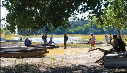  ?? PICS: THALEFANG CHARLES ?? Waiting game: Polers waiting for tourists at DRC