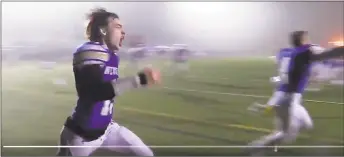  ?? Screenshot / Pete Paguaga ?? Newtown’s Riley Ward completes a touchdown pass to win the game against Darien.