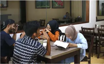  ??  ?? File photo shows Acehnese youngsters at a restaurant in Bireun, a district in Aceh. — AFP photo