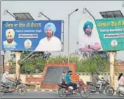  ?? SAMEER SEHGAL/HT ?? Hoardings claiming that Punjab has only one captain installed at the Bhandari Bridge in Amritsar.