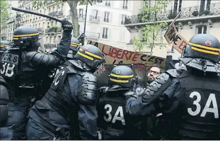  ?? THIBAULT CAMUS / AP ?? La policía carga contra una manifestac­ión sindicalis­ta que pide libertad. Abajo, Marina Garcés, una de las autoras del libro, ayer