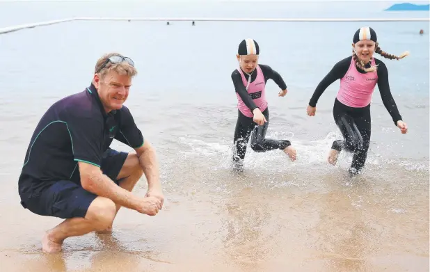  ?? Picture: JUSTIN BRIERTY ?? CLOSE EYE: Palm Cove dad Richard Hewitson with his two children Lachlan, 8, and Kiera, 10, who are in the Nippers program.