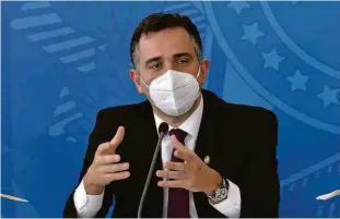  ?? Pedro Ladeira - 14.abr.21/folhapress ?? O presidente do Senado, Rodrigo Pacheco, do DEM, nega a intenção de se candidatar a presidente; partido avança negociação com Ciro