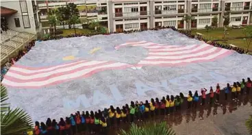  ??  ?? PELAJAR Kolej Tunku Kurshiah meraikan kejayaan pengiktira­fan Jalur Gemilang 180,000 cap ibu jari dalam MBOR.