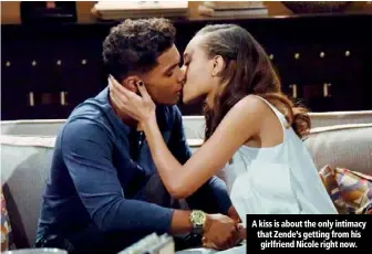  ??  ?? A kiss is about the only intimacy that Zende’s getting from his girlfriend Nicole right now.