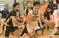  ?? STEVE JOHNSTON/DAILY SOUTHTOWN ?? Stagg’s TJ Griffin Jr. drives past Andrew’s Zain Jubeh to the basket during Tuesday’s game.