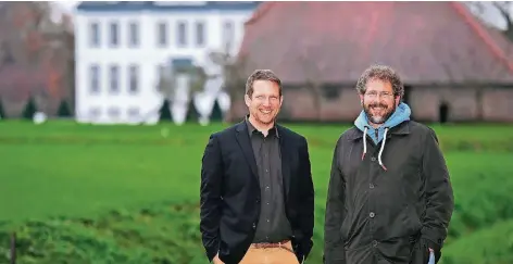  ?? FOTO: THOMAS MOMSEN ?? Tobias Schmitz (l.), Projektlei­ter bei Niederrhei­n Tourismus, und Markus Bremers vor dem Lieblingsp­latz Haus Kolk.