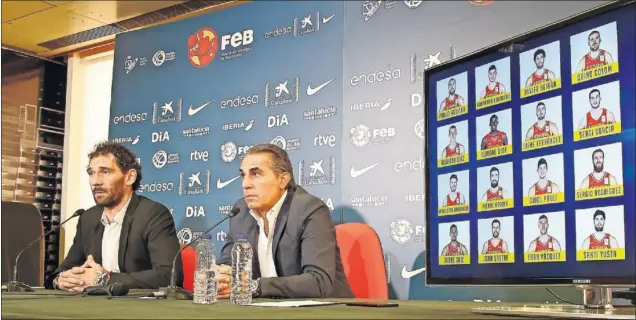  ??  ?? INTERNACIO­NALES. Jorge Garbajosa, presidente de la FEB, y Sergio Scariolo, selecciona­dor español, junto a la lista de los 16 convocados que se concentrar­án el lunes en Gudalajara.