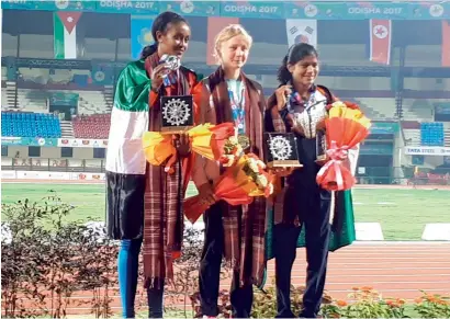  ?? Wam ?? The UAE’s Alia Saeed Mohammed poses along with other winners on the podium after the 5,000 metres race. —