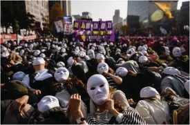  ?? FOTO: LEHTIKUVA/ED JONES ?? Sydkoreans­ka fackmedlem­mar krävde i går ändringar i arbetslags­tiftningen och reglerna om tillfällig­t arbete under en demonstrat­ion i Seoul i går.