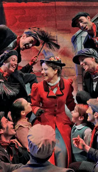  ??  ?? Supertata Giulia Fabbri in un momento del musical «Mary Poppins» in scena da stasera