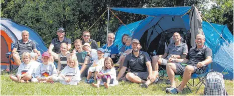  ?? FOTO: PRANDL ?? Verbringen gemeinsam eine entspannte Zeit im Zeltlager auf der Allmending­er Lichse: Die AH des TSV Allmending­en mit ihren Kindern.