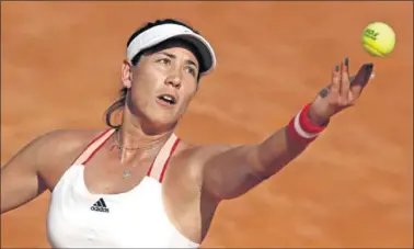  ??  ?? Garbiñe Muguruza se dispone a sacar en su encuentro de ayer en Roma contra Coco Gauff.