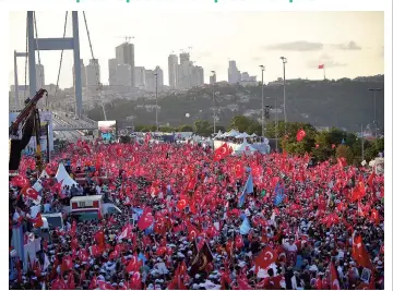  ?? PHOTO AFP ?? Des centaines de milliers de personnes étaient rassemblée­s près du pont des Martyrs hier afin de commémorer la tentative de putsch qui a fait quelque 250 morts.