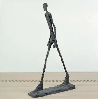  ??  ?? Cammino L’opera in bronzo L’homme qui marche II realizzata da Alberto Giacometti (1901-1966) nel 1960. Fondation Beyeler, Riehen/basel, Beyeler Collection