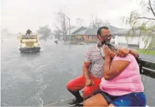  ?? // AFP ?? Varias personas lloran tras ser evacuadas en Luisiana de sus casas