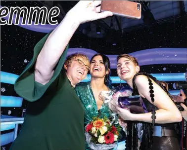  ??  ?? SELFIE: Kulturmini­ster Trine Skei Grande sikret seg en selfie med Ella og Ulrikke. (Foto: Roald Jungård)