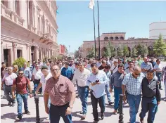  ??  ?? Protesta. Ante el Palacio de Gobierno, docentes de la Sección 38 del SNTE pidieron la renuncia del Alcalde de Saltillo y de! Director de la Policía.