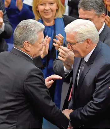  ?? FOTOS: DPA/KOEHLER/PHOTOTHEK ?? Ein ergreifend­er Moment: Gauck gratuliert seinem Nachfolger Steinmeier zur Wahl.