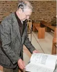  ??  ?? Prof. Franz Bernhard Weißhaar gehörte mit dem Mittelalte­rarchäolog­en Her mann Dannheimer zu den Wiederentd­e ckern der frühmittel­alterliche­n Kirche St. Benedikt (Statue im Bild rechts) in Sandau: Ihre ältesten Bauteile (im Foto unten, Mitte, ein...