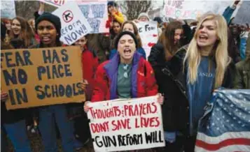  ?? | AP ?? Jane Schwartz, una estudiante de 17 años, del centro de West Springfiel­d, Virginia, participa en la protesta frente a la Casa Blanca para solicitar una reforma al control de armas.