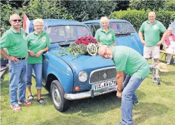  ?? RP-FOTO: BUSCH ?? R4-Fans feierten den Geburtstag von Joschi, einem 50 Jahre alten Renault 4. Besitzer Wolfgang Kaum hatte eigentlich einen Wagen gesucht, den er reparieren und weiterverk­aufen konnte, Doch dann verlor er sein Herz an Joschi.