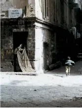  ??  ?? « Femme au drap », Naples, 1990.