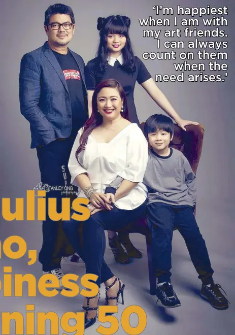  ?? — Photos by STAN ONG ?? Birthday Boy Julius Babao with wife Tintin Bersola and their children Antonia (Anya) and Antonio (Nio)… …with wellwisher­s (from left) Dr. Joven Cuanang, James Yap and girlfriend Michela Cazzola…