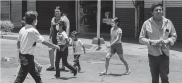  ?? FOTO: LUIS GERARDO MAGAÑA ?? > Menores de edad, en el Centro de la ciudad de Culiacán durante la pandemia.