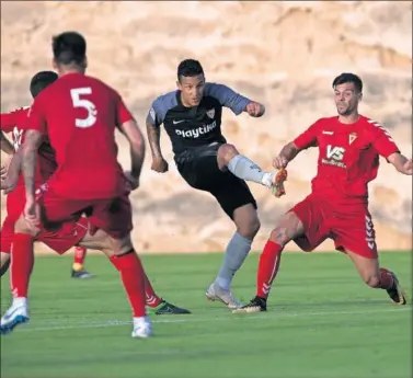  ??  ?? DISPARO. Arana lo intenta en una de las ocasiones del Sevilla ayer.