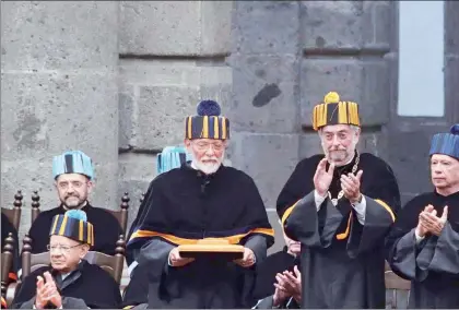  ??  ?? Al reconocer la independen­cia de pensamient­o y los valores que deben prevalecer en cualquier sociedad, el doctorado honoris causa otorgado por la UNAM es una distinción que rebasa los muros de la universida­d, señaló el rector Enrique Graue, quien en la...