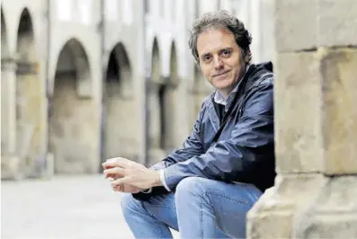  ?? Lavandeira jr. / Efe ?? Domingo Villar al presentar la seva novel·la ‘El último barco’, a Santiago de Compostel·la, el 2019.