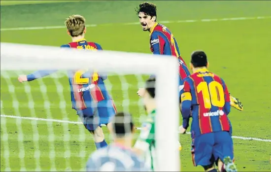  ?? MARCELO DEL POZO / REUTERS ?? Francisco Trincão grita el gol que marcó en el minuto 87 para que el Barça ganase en el Benito Villamarín por 2-3