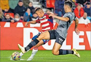  ?? ?? Uzuni remata a puerta para marcar el primer gol del Granada.