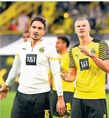  ?? FOTO: IMAGO/MATTHIAS KOCH ?? Nachdenkli­che Blicke beim einen, Freude beim anderen: Die Bvb-profis Mats Hummels (l.) und Erling Haaland nach dem 4:2-Erfolg über Union Berlin am vergangene­n Sonntag.