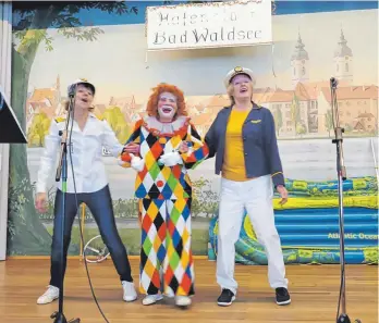  ?? FOTO: RUDI HEILIG ?? Claudia Frick (von links), Lydia Ettenhofer und Uschi Hirsch begeistert­en mit ihren närrischen Auftritten.
