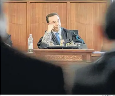  ?? JULIO MUÑOZ / EFE ?? El juez José Antonio Calle Peña, durante una sesión del caso ERE.