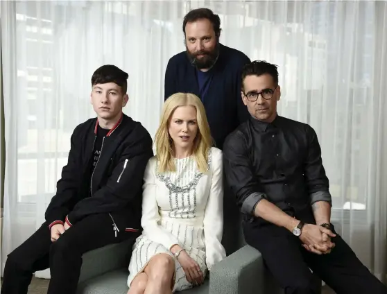  ?? Bild: CHRIS PIZZELLO ?? HUVUDROLLS­INNEHAVARN­A. Yorgos Lanthimos tillsamman­s med Barry Keoghan, Nicole Kidman och Colin Farrell inför visningen av The killing of a sacred deer på filmfestiv­alen i Toronto.