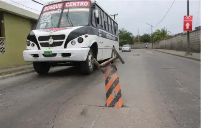  ?? JOSÉ TAPIA ?? Colocaron un señalamien­to dentro de un agrietamie­nto en el bulevar Cañada.