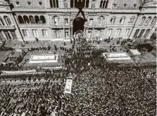  ?? Leandro Blanco / TELAM/AFP via Getty Images ?? Mourners gather at Casa Rosada presidenti­al palace Nov. 26 for Argentinia­n soccer legend Diego Armando Maradona’s wake.