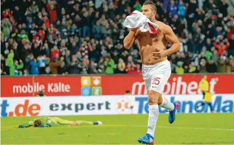  ??  ?? Raúl Bobadilla hat getroffen. Bremens Torhüter Felix Wiedwald ist geschlagen. Der FCA hat einen 1:2 Rückstand in einen 3:2 Erfolg umgedreht.