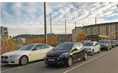  ?? FOTO: MATTHIAS ZIMMERMANN ?? Auf der Luisenbrüc­ke zum Hauptbahnh­of staut sich der Verkehr wegen der gesperrten Wilhelm-Heinrich-Brücke.