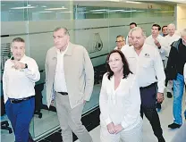  ??  ?? • El gobernador de Tabasco, Adán Augusto López, y Rocío Nahle recorren el inmueble del IMP.