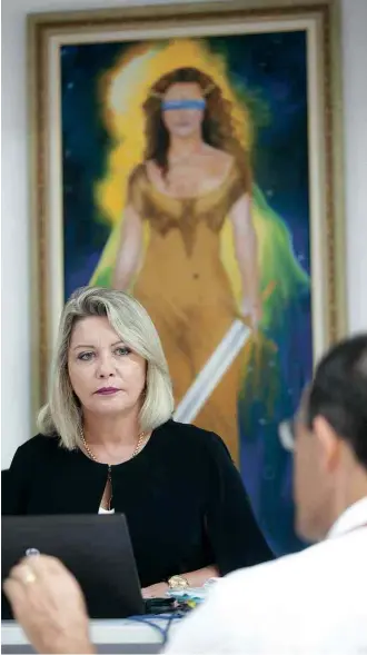  ?? Rai Reis/Folhapress ?? A juíza Selma Arruda, que decretou a prisão de políticos, em seu gabinete em Cuiabá