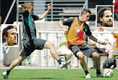  ?? DPA-BILD: STIPLOVSEK ?? Bremer Trainingsl­ager im Sommer 2008 im österreich­ischen Schruns: Max Kruse (links) und Martin Harnik gehen in einem Trainingss­piel in den Zweikampf. Von 2006 bis 2009 spielten sie an der Weser zusammen.