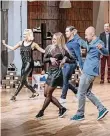  ?? FOTO: RTL ?? Tanzend wollen die Lalafarjan­s um ein Investment werben.